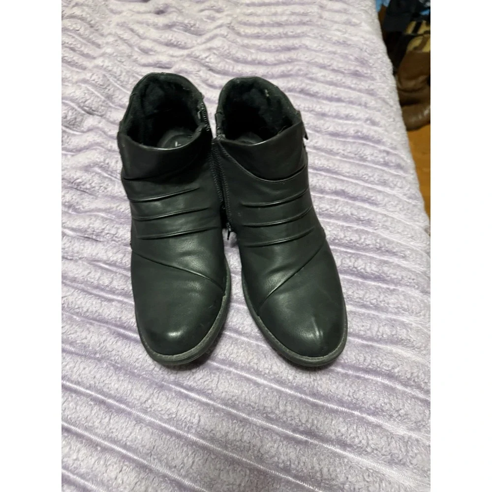 Easy Street Women's Black Ankle Bootie US 10 Round Toe Zip Solid Rubber Sole